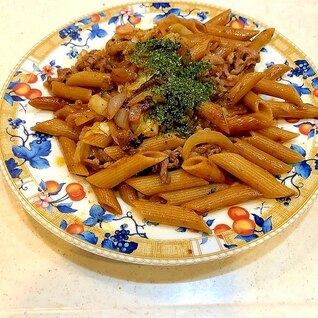 焼きそば風で牛肉と玉ねぎの焼肉のたれ和風のペンネ